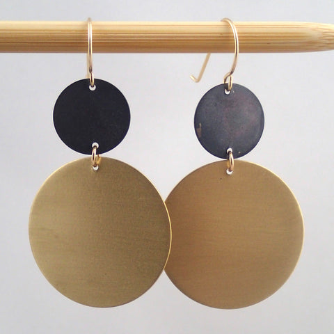 Brass and oxidized "mars" circle earrings